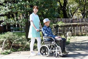 人材不足が深刻な介護分野での今後の外国人受け入れ予定・方法について介護分野の特定技能制度にフォーカスして解説します。